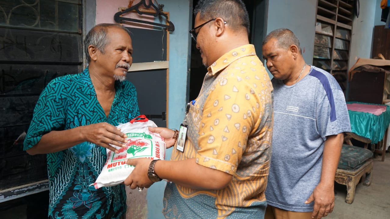 Dengan berjalan kaki melewati gang kecil Camat Medan Perjuangan Bapak Muhammad Pandapotan Ritonga, SSTP melakukan kegiatan SALING (Sapa Lingkungan) di wilayah Kelurahan Sidorame Timur pada hari Kamis (01/02)